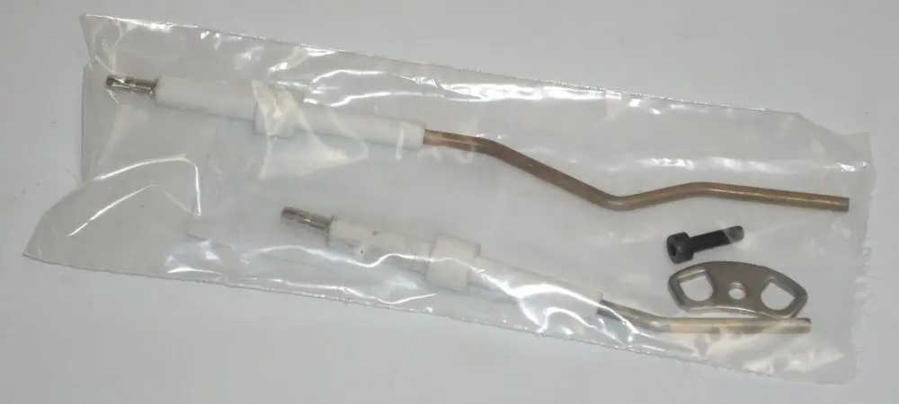 Zündelektrodensatz von Daikin, bestehend aus zwei gebogenen Elektroden und einer Halterung, verpackt in Folie. Ideal für verschiedene Heizsysteme.